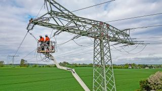 Monteure erneuern eine 110 KV Hochspannungsleitung des Stromnetzbetreibers Mitnetz am 15.04.2024.(Quelle: picture alliance/Jan Woitas)