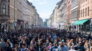 Archivbild: Zahlreiche Menschen feiern in Kreuzberg beim «Myfest» den Tag der Arbeit. (Quelle: dpa/Jutrczenka)
