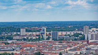 Symbolbild: Blick auf Berlin Lichtenberg mit Hochhaus das man vom Dach des Treptower sieht am 02.07.2020.(Quelle: dpa/Paul Zinken)