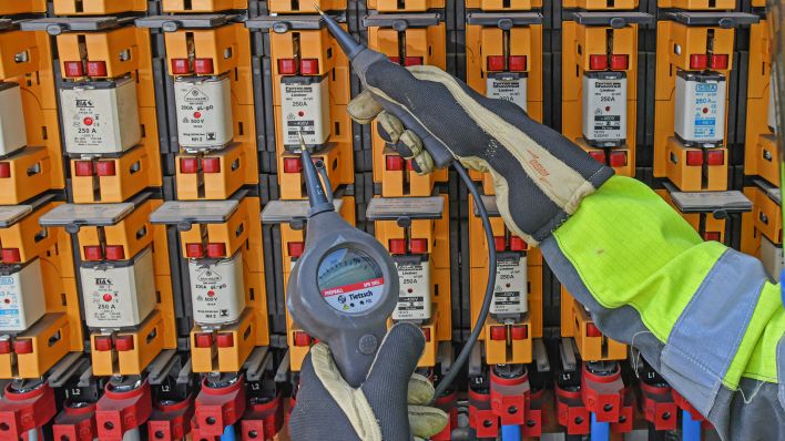 Symbolbild:Ein Elektrotechniker arbeitet an einer Trafostation.(Quelle:picture alliance/dpa-Zentralbild/P.Pleul)