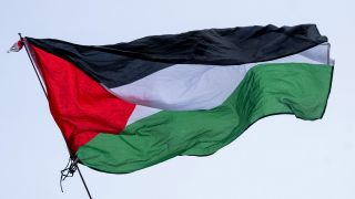 08.02.2024, Berlin: Die Flagge von Palästina wird bei einer propalästinensischen Kundgebung geschwenkt. (Quelle: dpa/Monika Skolimowska)