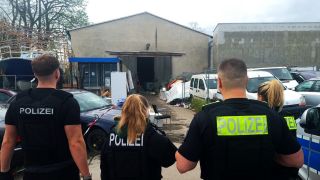 05.04.2024, Berlin: Polizisten stehen vor einer Lagerhalle im Berliner Ortsteil Bohnsdorf, in der die Polizei giftige Substanzen gefunden hat. (Quelle: dpa/Lutz Deckwerth)