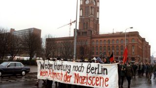 Eine Demonstration gegen das Länderspiel am 20.4.1994 zieht vor dem Roten Rathaus in Berlin durch die Straße. Bild: imago-images/Seeliger