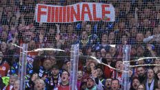 Die Fans der Fishtown Pinguins jubeln und halten ein Plakat mit der Aufschrift "Fiiiinale". Bild: imago-images / kolbert-press