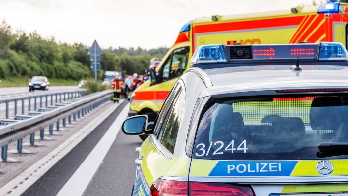 Symbolbild:Rettungsdienst und Polizei im Einsatz mit Blaulicht auf der Autobahn.(Quelle:imago images/A.Klewer)
