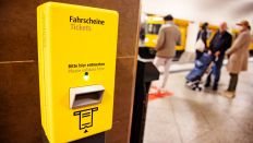 Symbolbild:Eine Automat fuer die Entwertung von Fahrscheinen der BVG und Reisende im Hintergrund in Berlin.(Quelle:imago images/E.Contini)