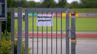 Ein gesperrter Sportplatz (imago images)