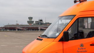Symbolbild:Ein Wagen der Berliner Feuerwehr steht auf dem ehemaligen Flughafen Tegel. (Quelle:imago images/M.Schwarz)