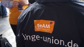 Symbolbild: Eine Regenjacke mit der Aufschrift "junge-union.de". (Quelle: imago images/Thiel)