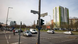 Symbolbild: Strassenverkehr auf der Landsberger Allee zwischen der Vulkanstrasse und S-Bahn Landsberger Allee in Berlin. (Quelle: imago images/Contini)