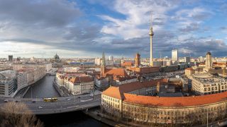 Symbolbild: Panorama vom Zentrum Berlin Mitte. (Quelle: imago images/Sattler)