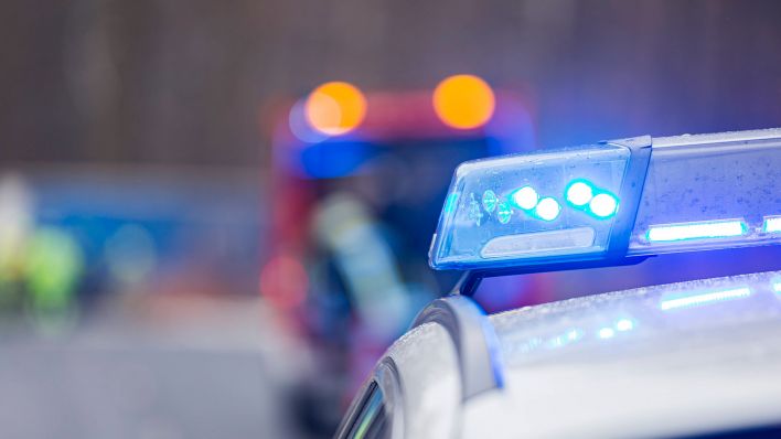 Symbolbild:Blaulicht eines Polizeiwagens an einem Unfallort.(Quelle:imago images/MedienServiceMüller)