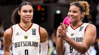 Die Basketball-Schwestern Satou (li.) und Nyara Sabally (Quelle: IMAGO / Beautiful Sports)