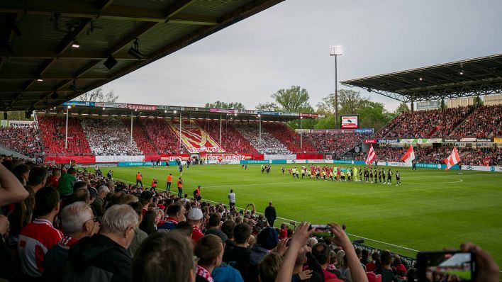 Große Kulisse im LEAG Energie Stadion beim Spiel zwischen Cottbus und dem Greifswalder FC (imago images/Fotostand)