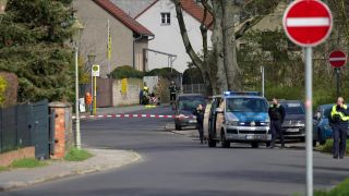 Ist eine Straße in Bohnsdorf zu sehen. Die Polizei hat wegen eines Drogenlabors, welches entdeckt wurde, die Staße gesperrt.