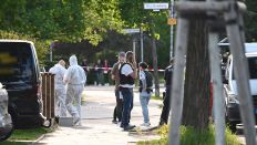 Ein Mann ist am 08. Mai 2024 in Berlin-Spandau auf offener Straße erschossen worden. Die Polizei sichert den Tatort. (Quelle: Morris Pudwell)