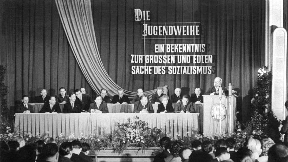 Aus Anlass des Bezirkstreffens mit Teilnehmern an der Jugendweihe in Gera spricht der 1. Sekretär des ZK der SED Walter Ulbricht am 2. Februar 1958 im Konzertsaal des Stadttheaters zu über 1000 Jugendlichen. (Quelle: dpa/ADN)