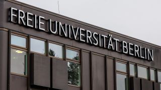 Der Schriftzug «Freie Universität Berlin» ist an der Fassade eines Uni-Gebäudes auf dem Campus der FU angebracht.