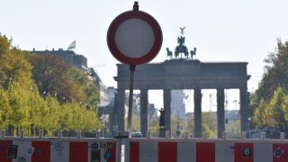 Archivbild: Ein Durchfahrtverbotsschild steht in Berlin auf der Straße des 17. Juni vor dem Brandenburger Tor. (Quelle: dpa/Zinken)