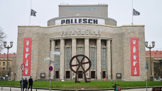 "Pollesch" steht am 28.02.2024 auf dem Banner, das über der Volksbühne aufgehängt ist. Der Intendant der Volksbühne R. Pollesch ist am Montag, den 26.2.2024, überraschend gestorben. (Quelle: dpa-Bildfunk/Annette Riedl)