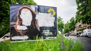 Symbolbild: 05.05.2024, Berlin: Ein Plakat mit dem Bild von Terry Reintke, Spitzenkandidatin der Grünen für die Europawahl, ist mit weißer Farbe überstrichen worden.(Quelle: dpa/Michael Kappeler)