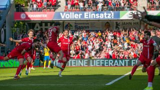 Die Spieler des FC Energie Cottbus wollen am Sonntag den Drittligaaufstieg. (Foto: IMAGO / Fotostand)