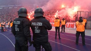 Bei Fußballspielen kommt es immer wieder zu Auseinandersetzungen zwischen Fans und Polizei. (Foto: IMAGO / Nordphoto)