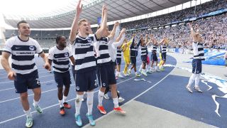 Die Mannschaft von Hertha BSC feiert gemeinsam mit den Fans den Sieg gegen Kaiserslautern (imago images/Nordphoto)