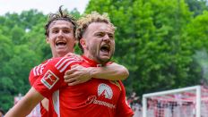 Benedict Hollerbach und Brenden Aaronson jubeln über Union-Treffer gegen Freiburg am 18.05.2024 im Stadion An der Alten Försterei (Quelle: Imago Images/HMB-Media/Uwe Koch)