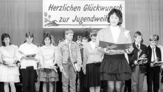 Archivbild: Letzte Jugendweihe in Anklam, DDR am 03.05. 1990.(Quelle: IMAGO / Detlev Konnerth)