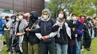 Propalästinensische Protestierende am 07.05.2024 vor der FU in Berlin. (Quelle: rbb24/Linh Tran)