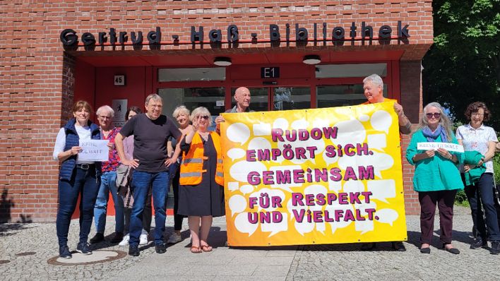 Solidaritätsaktion für Franziska Giffey am 08.05.2024, nachdem sie einen Tag zuvor in der Gertrud-Haß-Bibliothek angegriffen wurde. (Quelle: © Rudow empört sich)