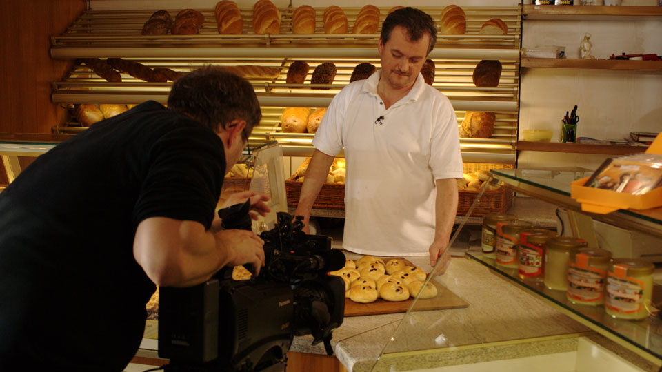 Der Bäckermeister präsentiert die fertigen "sroki" (Quelle: rbb)