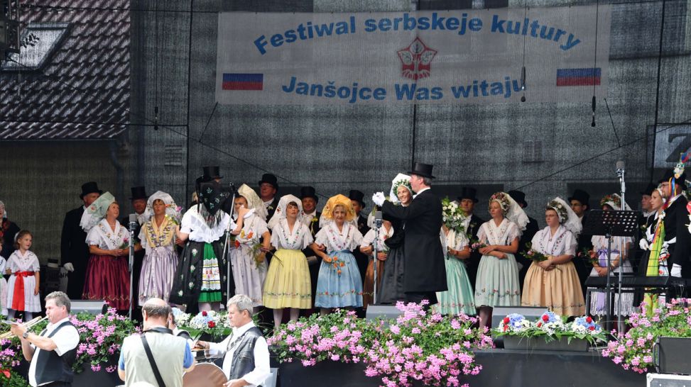 Festival der sorbischen/wendischen Kultur 2016 in Jänschwalde: Sorbischer Hochzeitszug auf der Hauptbühne (Quelle: Michael Helbig)