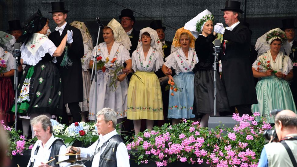 Festival der sorbischen/wendischen Kultur 2016 in Jänschwalde: Sorbischer Hochzeitszug auf der Hauptbühne (Quelle: Michael Helbig)