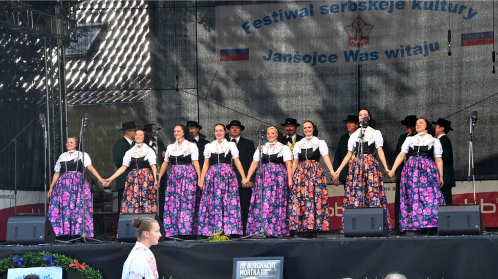 Festival der sorbischen/wendischen Kultur 2016 in Jänschwalde: Sorbisches Nationalensemble auf der Hauptbühne (Quelle: Michael Helbig)