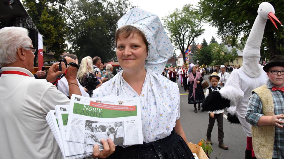 Festival der sorbischen/wendischen Kultur 2016 in Jänschwalde: Festumzug/Niedersorbische Wochenzeitung NOWY CASNIK (Quelle: Michael Helbig)