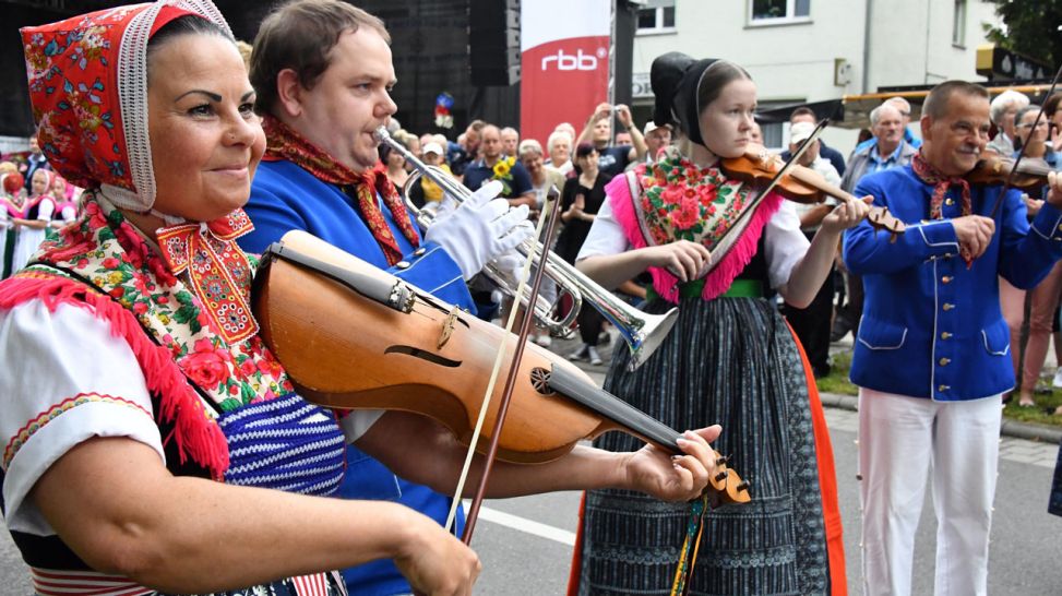 Festival der sorbischen/wendischen Kultur 2016 in Jänschwalde: Festumzug/Sorbisches Folkloreensemble Schleife (Quelle: Michael Helbig)