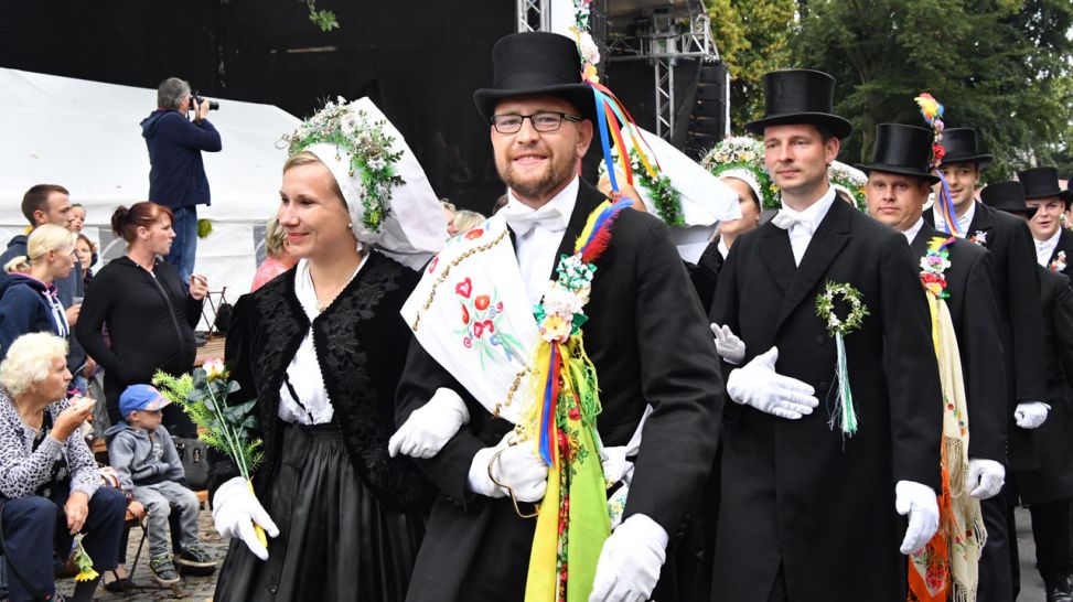 Festival der sorbischen/wendischen Kultur 2016 in Jänschwalde: Festumzug/Hochzeitszug Heinersbrück (Quelle: Michael Helbig)