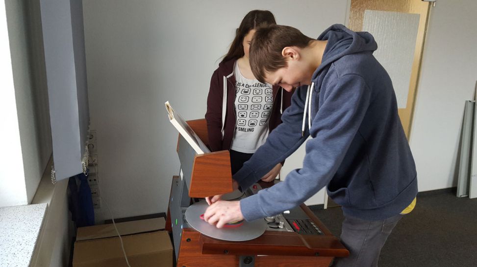 Unsere Schülerpraktikanten Flo und Elias probierten sich auch an ehemaligen Bandmaschinen aus (Quelle: rbb/Sylvia Gransow)