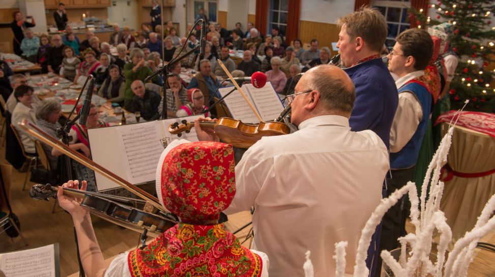 Sorbisches Adventskonzert des rbb in Schleife - sorbische Folkloregruppe "kólesko" (Quelle: rbb/M. Bulang)