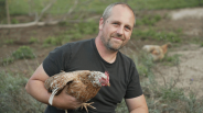 Andree mit einem seiner Hühner - Minidoku Raus aufs Land (Quelle: rbb)