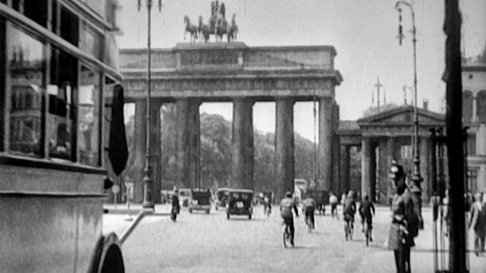 Das Brandenburger Tor in den 20er Jahren. | rbb
