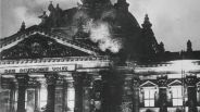 Feuerwehrarbeiten am brennenden Reichstagsgebäude, Februar 1933. (Bild: rbb/U.S. National Archives and Records Administration)