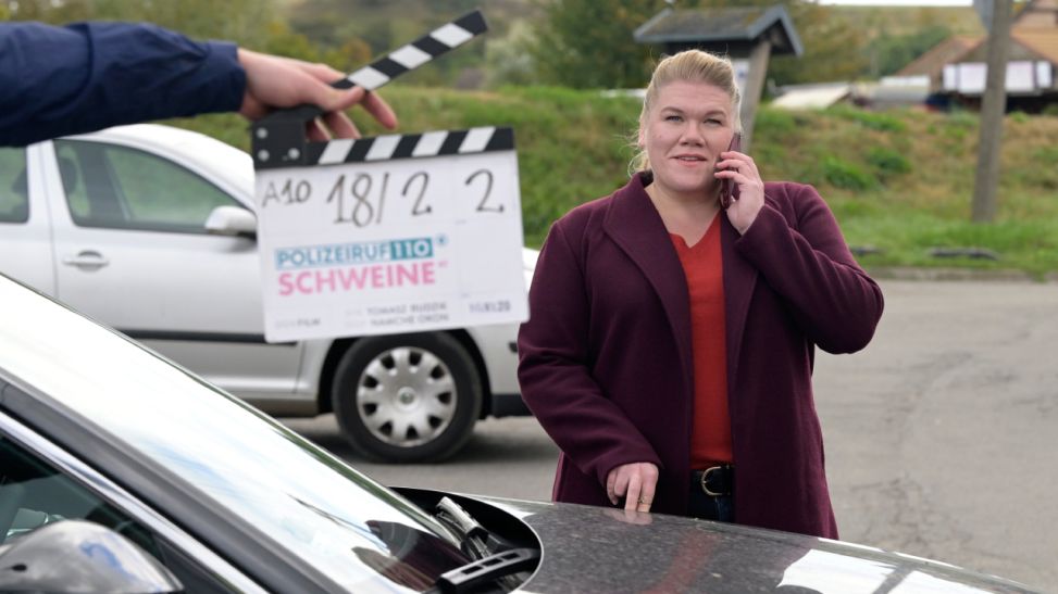 Schauspielerin Gisa Flake bei den Dreharbeiten zum "Polizeiruf 110: Schweine". (Bild: rbb/Christoph Assmann)