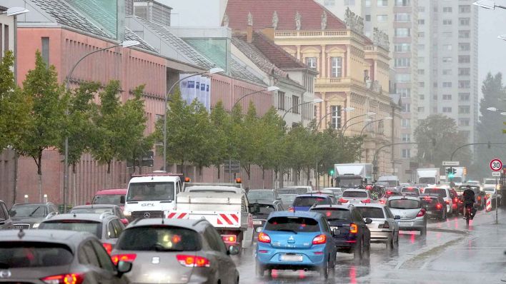 Archiv: Autos stehen in beiden Richtungen auf den vier Fahrspuren der Breiten Straße bei starkem Regen im Stau. (Foto: dpa)