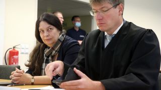 Archivbild: Birgit Malsack-Winkemann, Richterin, und ihr Anwalt Jochen Lober sitzen im Verwaltungsgericht im Saal und warten auf den Beginn der Sitzung. (Quelle: dpa/Kumm)