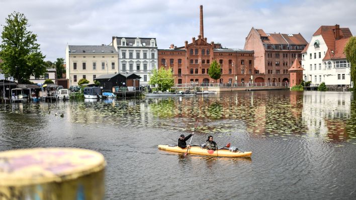 Kanufahren mit Ausblick: Zwei Menschen fahren mit einem Kajak durch Brandenburg an der Havel (Bild: IMAGO/Funke Foto Services)