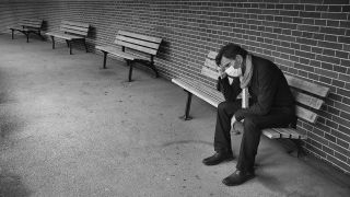 Ein Mann sitz alleine auf einer Bank (Foto: imago images/Michael Weber)
