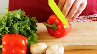 Eine Frau schneidet Gemüse in der Küche (Quelle: colourbox)